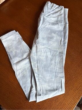 Women's Light Gray Camo Leggings - Everyday Active Legging